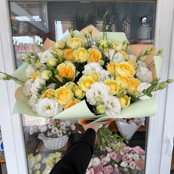 Букет из кустовых роз и эустом «Солнечное утро»  в Саках