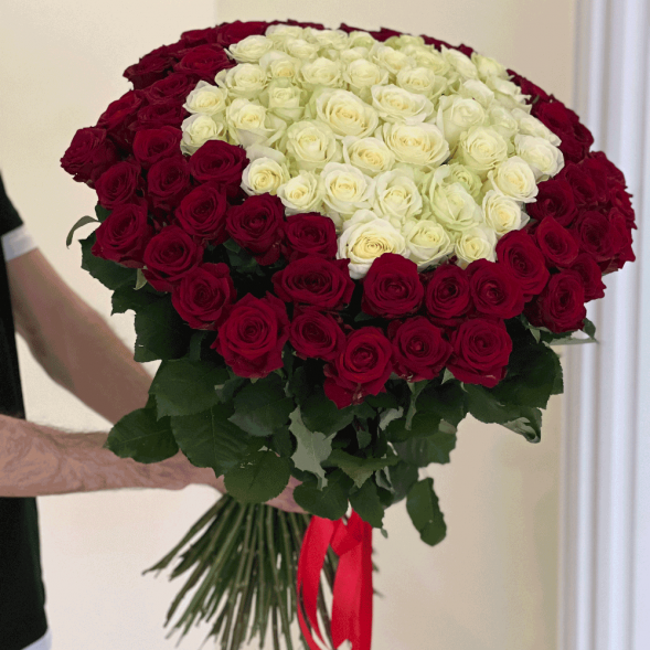 101 роза красная и в середине белая в Саках