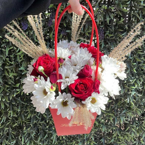 Композиция в коробке «Волшебный сад»  в Саках