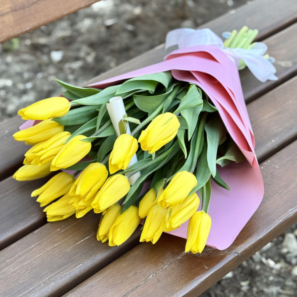 21 желтый тюльпан в Саках