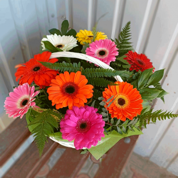 Корзина с герберами в Саках