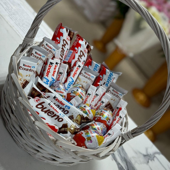 Корзина из сладостей Киндер в Саках