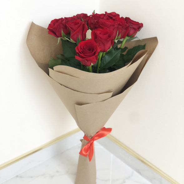 Букет 11 красных роз в Саках