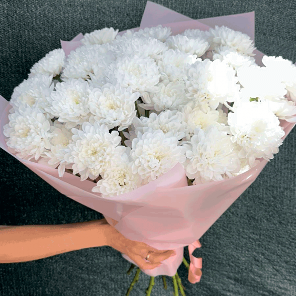 Букет 11 белых кустовых хризантем в Саках