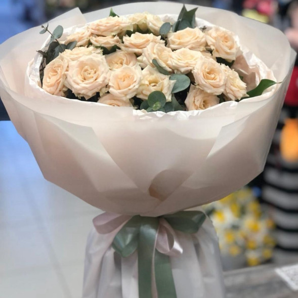 7 кремовых кустовых роз с эвкалиптом в Саках