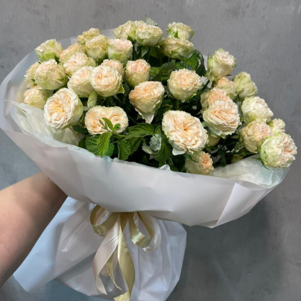 9 кустовых роз в упаковке в Саках