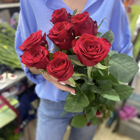 Букет 7 красных роз в Саках