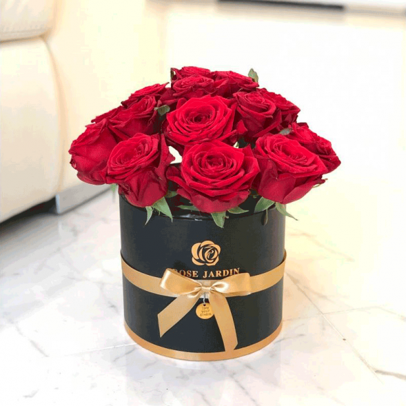 15 красных роз в шляпной коробке в Саках