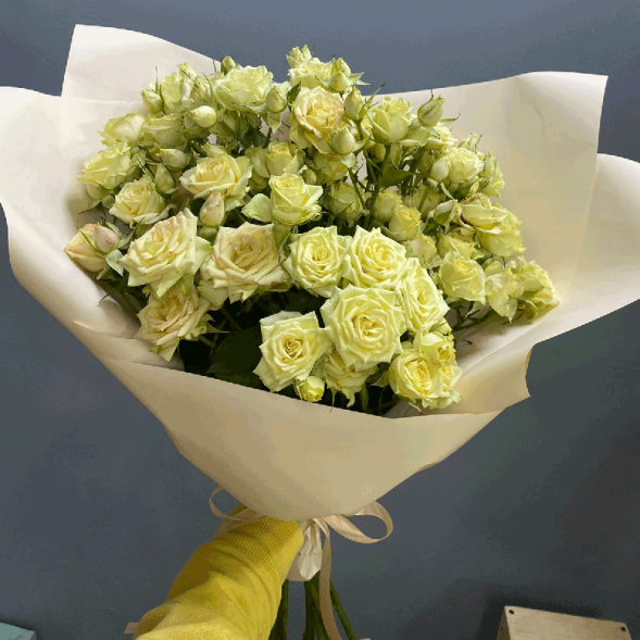 7 кремовых кустовых роз в Саках