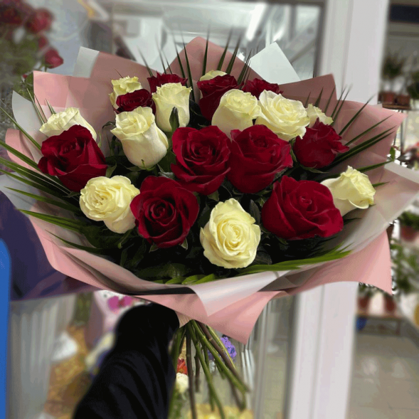 21 красная и белая роза микс в Саках