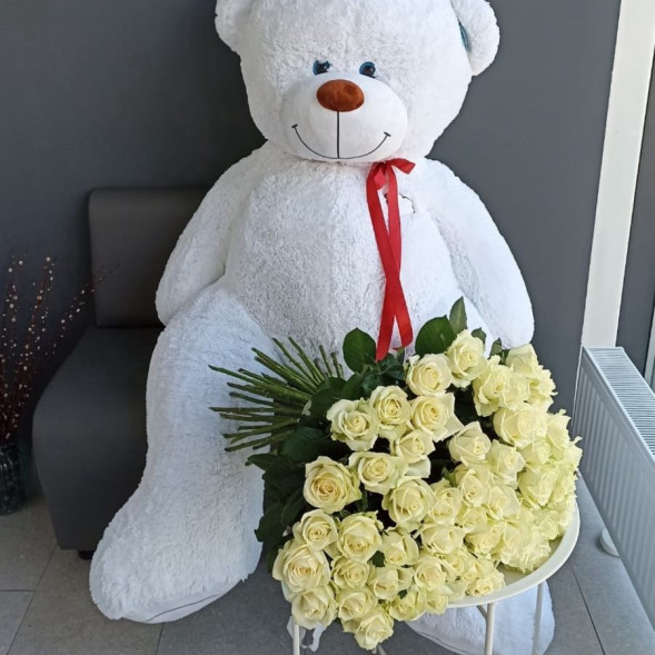 101 белая роза с плюшевым мишкой  в Саках