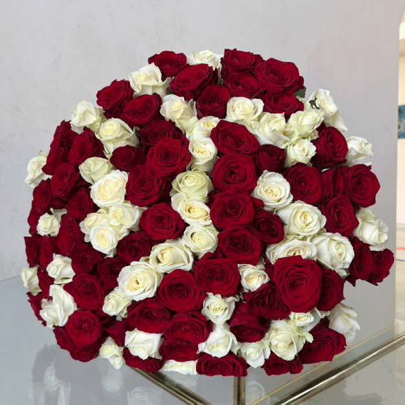 101 красная и белая роза микс в Саках