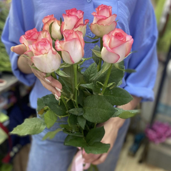 Букет 7 розовых роз в Саках