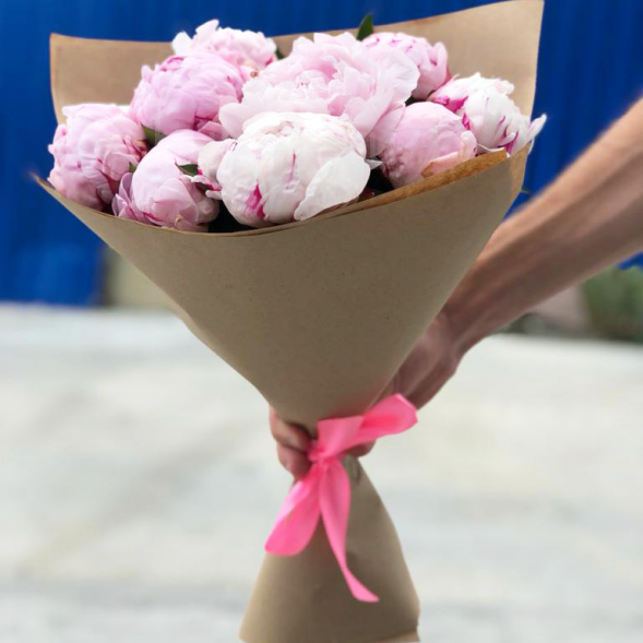 Букет 9 нежных пионов в крафте в Саках