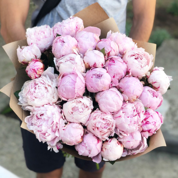 Букет 29 нежных пионов в крафте в Саках