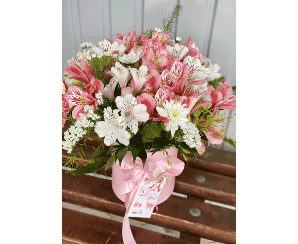 Нежный микс альстромерий в шляпной коробке в Саках