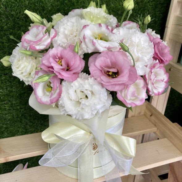 Коробочка с эустомами в Саках