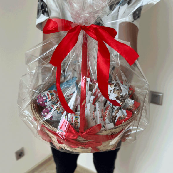 Корзина с киндерами в Саках