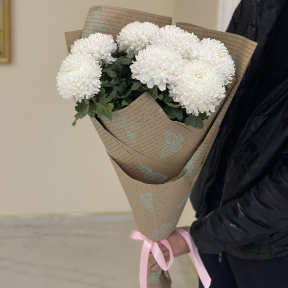 Букет 7 белых одноголовых хризантем в крафте в Саках