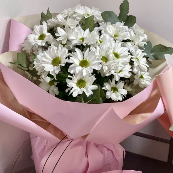 Букет  из 7 белых кустовых хризантем в упаковке в Саках
