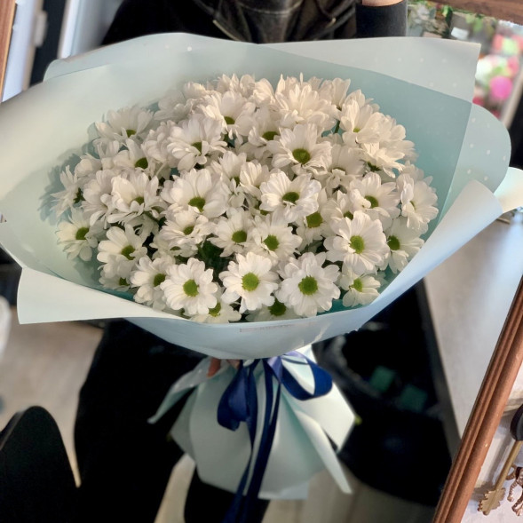 Букет 7 белых кустовых хризантем в Саках