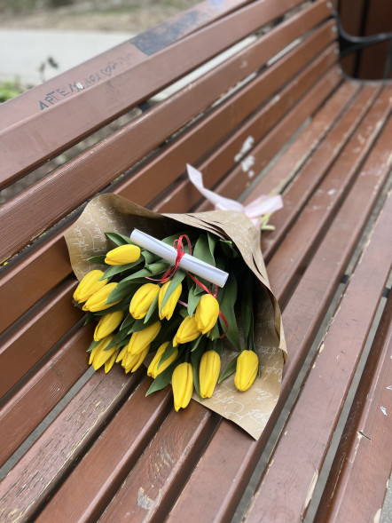 15 жёлтых тюльпанов в Саках