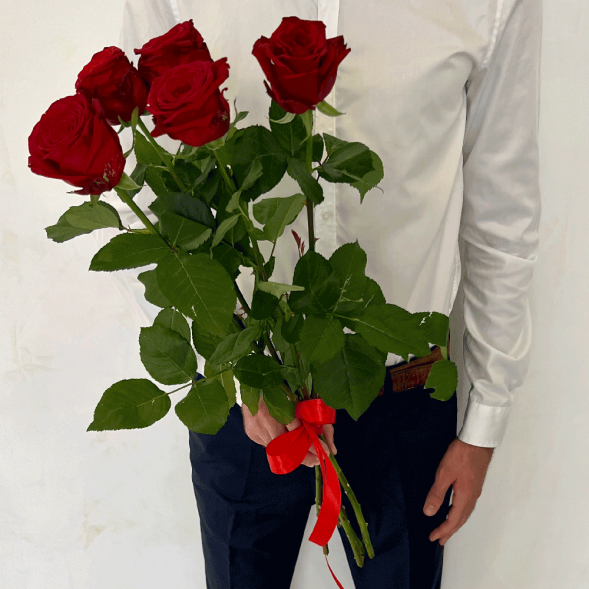 5 красных роз в Саках