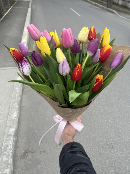 25 тюльпанов микс в упаковке в Саках