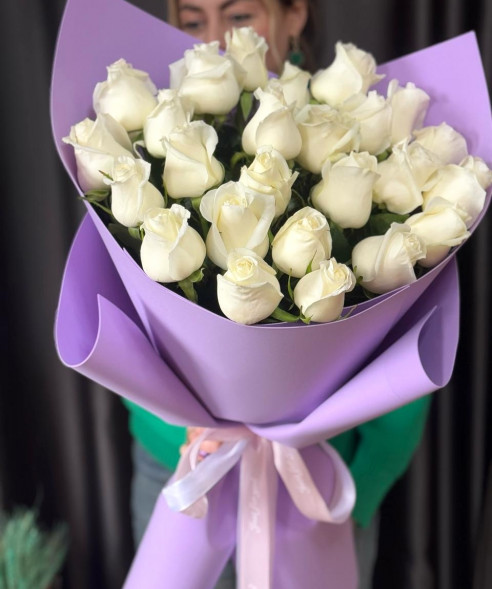 25 белых роз в упаковке Эквадор в Саках