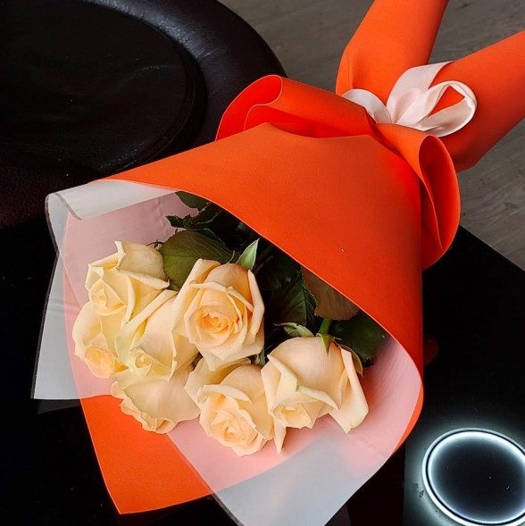 Букет 7 кремовых роз в упаковке в Саках