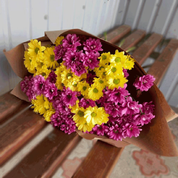 Букет 7 жёлтых и розовых хризантем микс в Саках