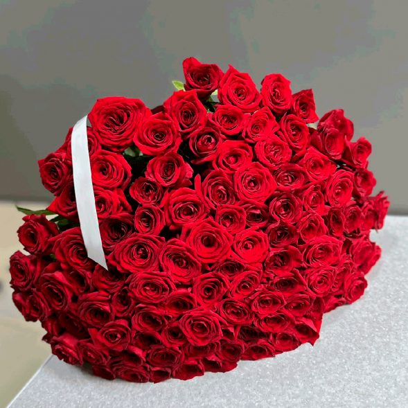 101 красная роза в Саках
