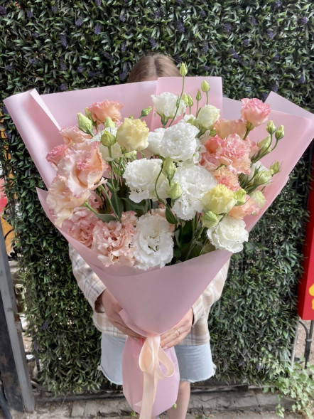 Букет 7 белых и нежно-розовых эустом в Саках