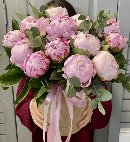 Пионы 13 шт. в шляпной коробке в Саках