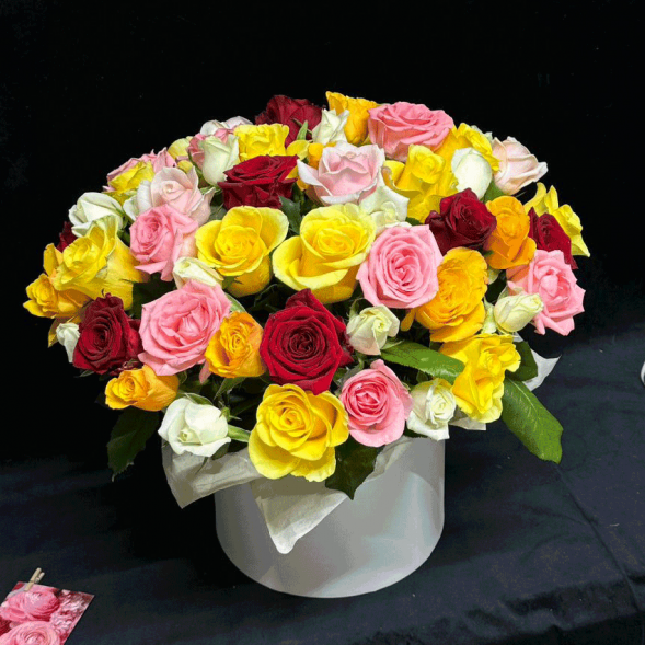 51 роза микс в шляпной коробке в Саках