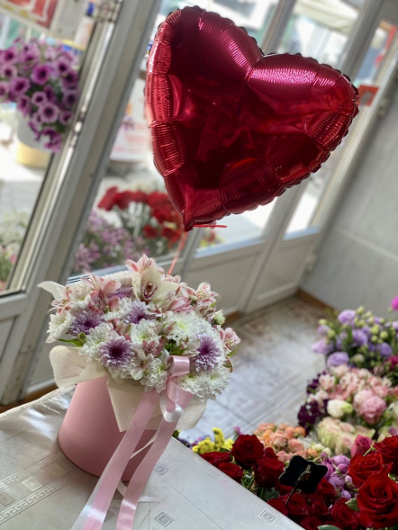 Цветы в коробке и шарик в форме сердца в Саках