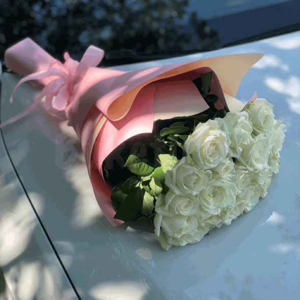 15 белых роз, лента в Саках