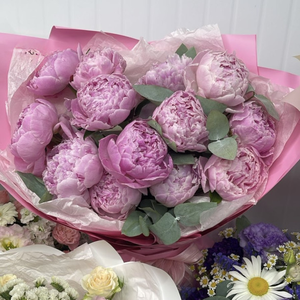Букет 13 нежных пионов в упаковке в Саках