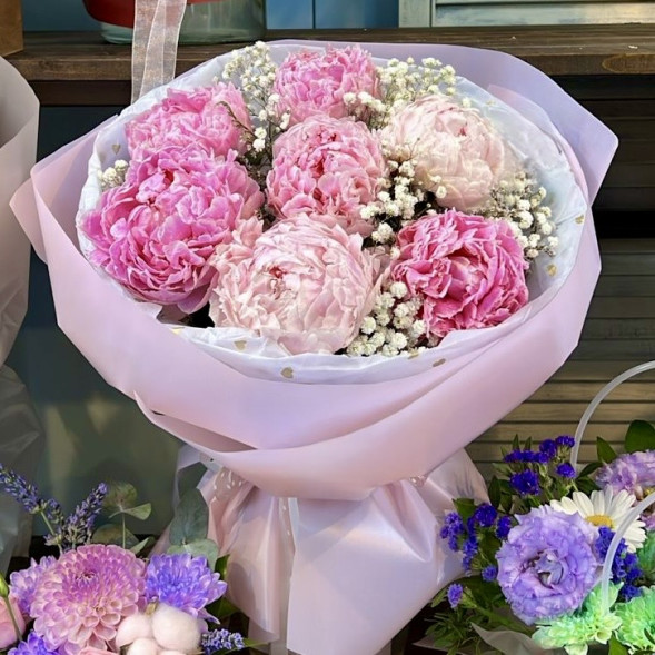 Букет 7 нежных пионов с гипсофилой в Саках
