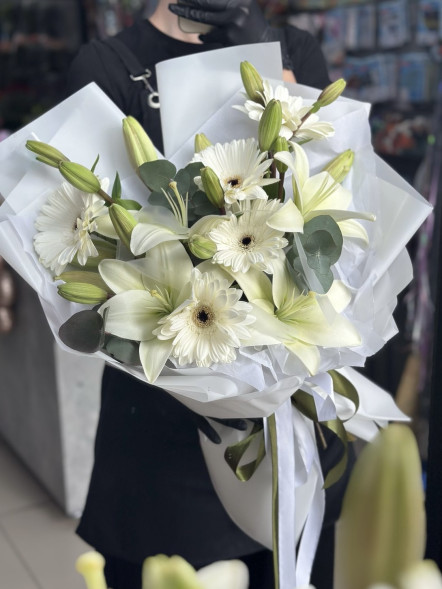 Букет с лилией и герберами в Саках