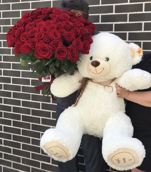 Подарочный набор из 51 красной розы и большого плюшевого мишки в Саках