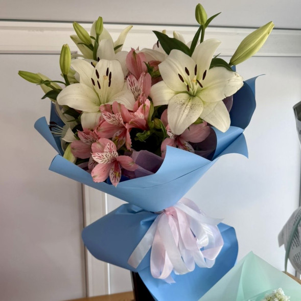 Букет из лилий и альстомерий в Саках