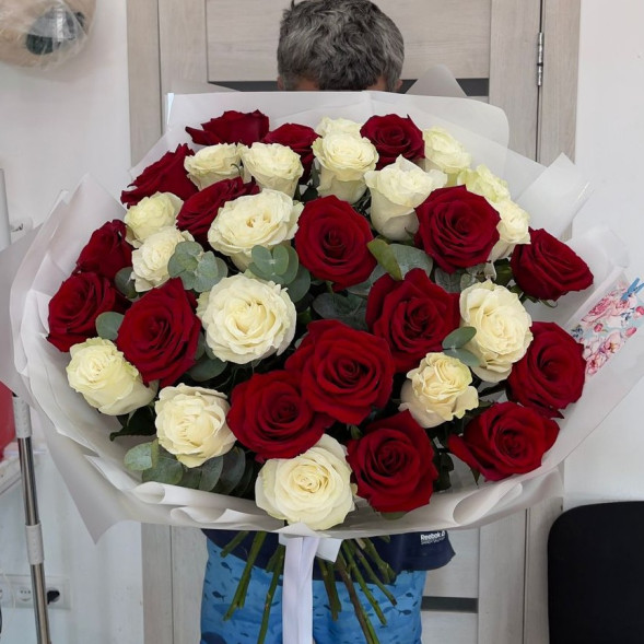 35 роз Эквадор Премиум с эвкалиптом в Саках