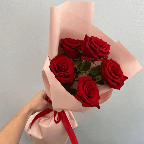 Стильный букет 5 красных роз в Саках