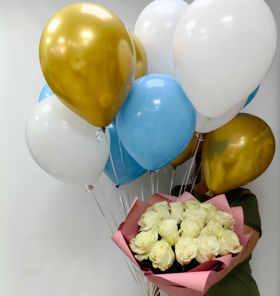 Букет 15 белых роз и 15 гелиевых шаров в Саках
