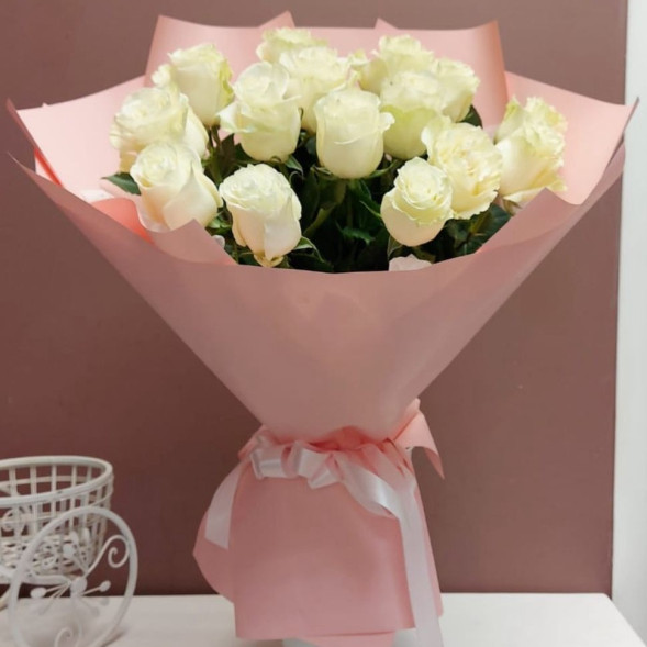 Букет 15 белых голландских роз в упаковке в Саках