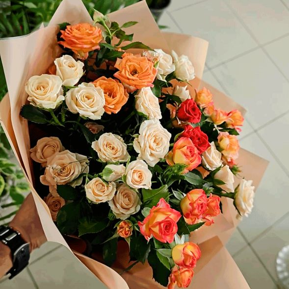 Букет 7 кустовых роз в Саках