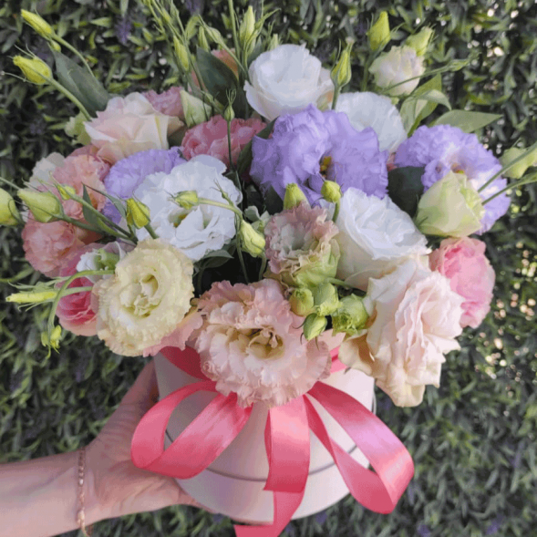 Нежный микс эустом в шляпной коробке в Саках